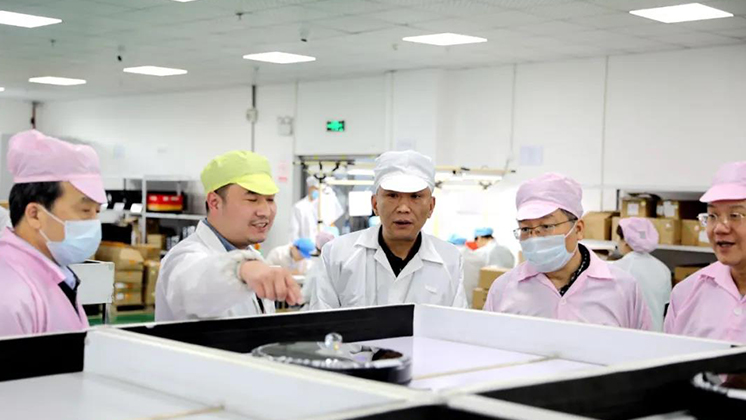 省人大常委會委員、省人大財政經濟委員會主任委員張亦賢一行調研炬神電子